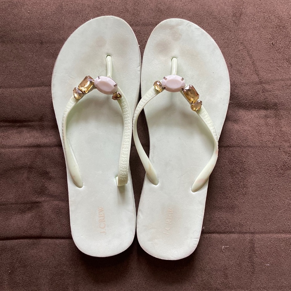 JCrew size 8 mint green jewel flip flops! 🤩